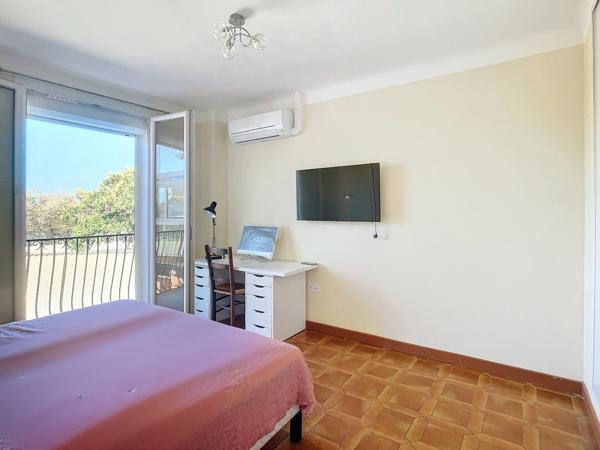 Maison 3 chambres bureau et grands garages