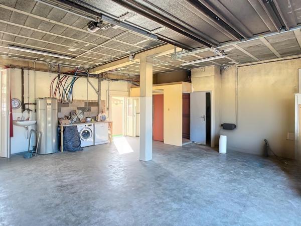 Maison 3 chambres bureau et grands garages