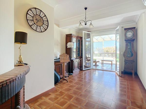 Maison 3 chambres bureau et grands garages