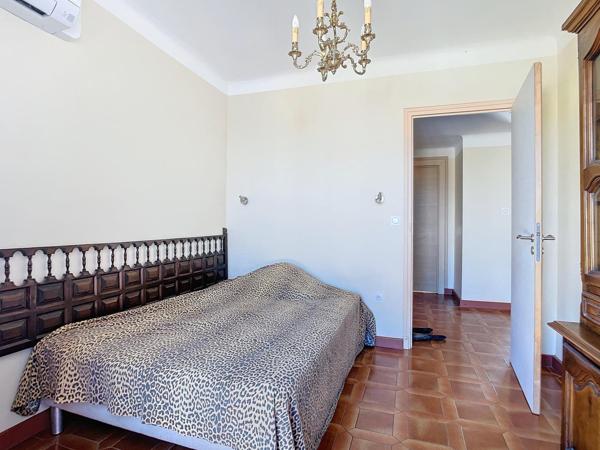 Maison 3 chambres bureau et grands garages