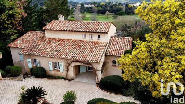 Maison 9 pièces de 320 m² à Mandelieu-la-Napoule (06210)