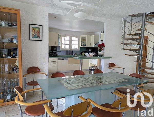 Maison 9 pièces de 320 m² à Mandelieu-la-Napoule (06210)