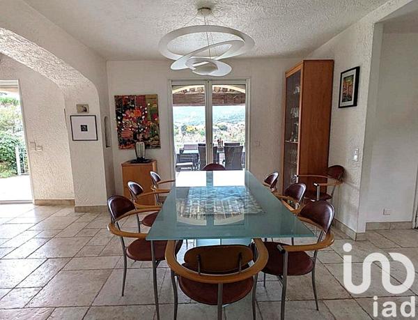 Maison 9 pièces de 320 m² à Mandelieu-la-Napoule (06210)