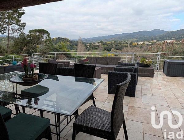 Maison 9 pièces de 320 m² à Mandelieu-la-Napoule (06210)