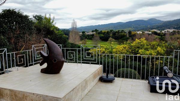 Maison 9 pièces de 320 m² à Mandelieu-la-Napoule (06210)