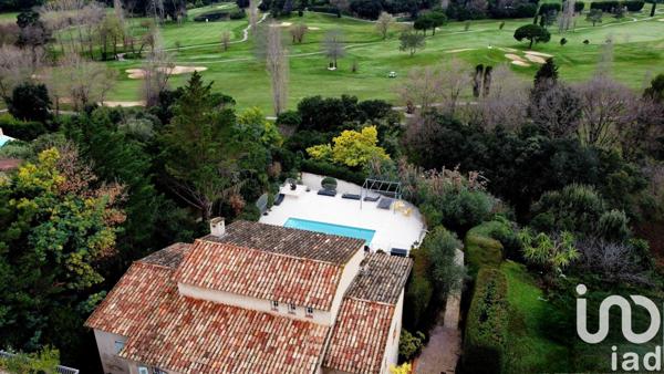 Maison 9 pièces de 320 m² à Mandelieu-la-Napoule (06210)