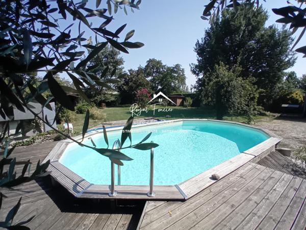 Vue sur la piscine, venez poser vos valises dans cette propriété