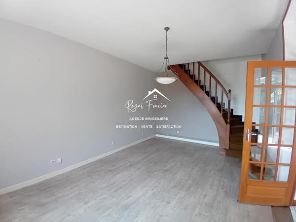 Vue sur la piscine, venez poser vos valises dans cette propriété