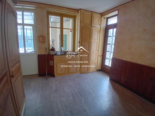 Vue sur la piscine, venez poser vos valises dans cette propriété