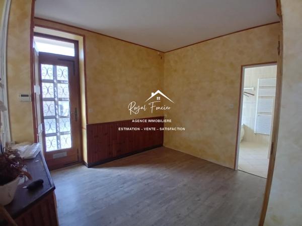 Vue sur la piscine, venez poser vos valises dans cette propriété