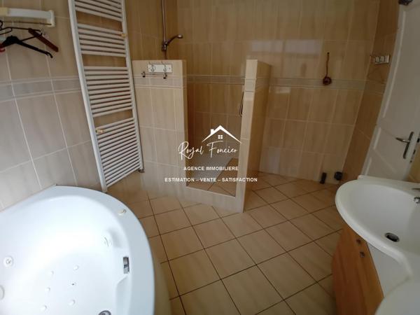 Vue sur la piscine, venez poser vos valises dans cette propriété