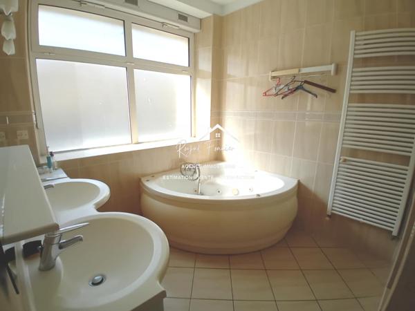 Vue sur la piscine, venez poser vos valises dans cette propriété