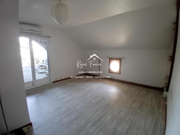 Vue sur la piscine, venez poser vos valises dans cette propriété