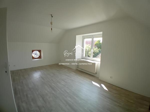 Vue sur la piscine, venez poser vos valises dans cette propriété