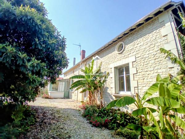 Vue sur la piscine, venez poser vos valises dans cette propriété