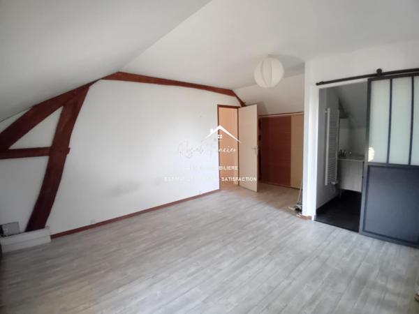 Vue sur la piscine, venez poser vos valises dans cette propriété