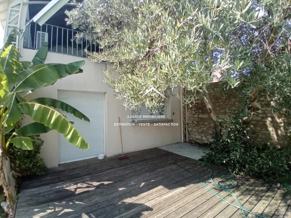 Vue sur la piscine, venez poser vos valises dans cette propriété