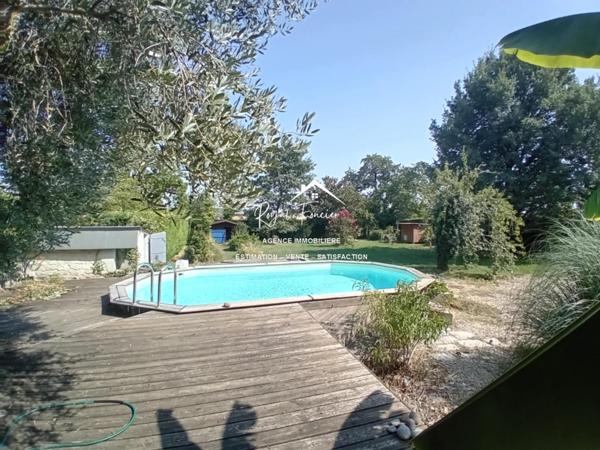 Vue sur la piscine, venez poser vos valises dans cette propriété