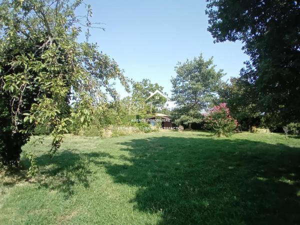 Vue sur la piscine, venez poser vos valises dans cette propriété