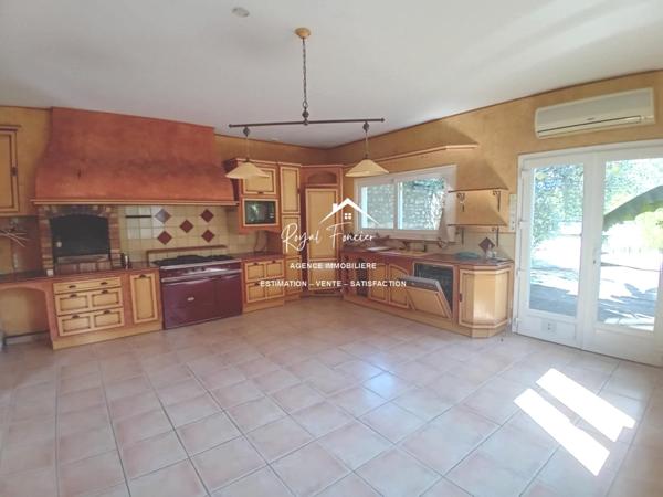 Vue sur la piscine, venez poser vos valises dans cette propriété