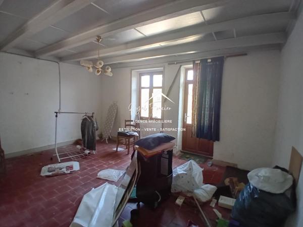 Vue sur la piscine, venez poser vos valises dans cette propriété