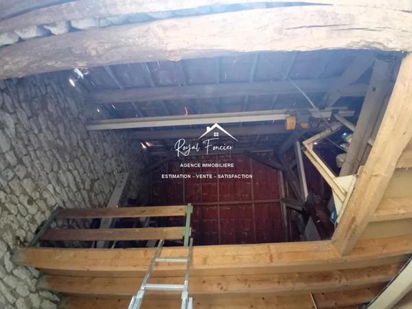 Vue sur la piscine, venez poser vos valises dans cette propriété