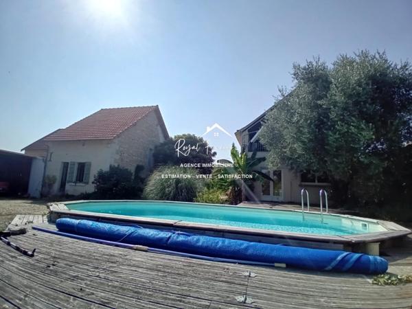 Vue sur la piscine, venez poser vos valises dans cette propriété