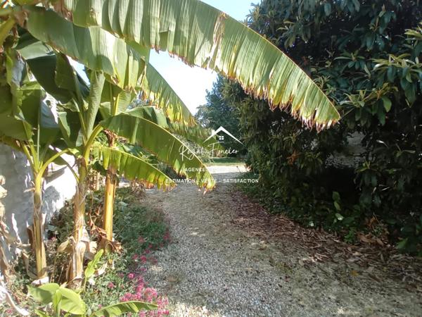 Vue sur la piscine, venez poser vos valises dans cette propriété