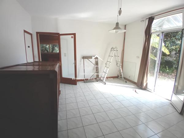 Vue sur la piscine, venez poser vos valises dans cette propriété