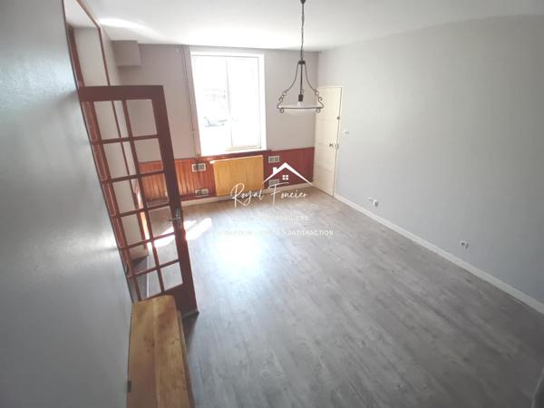 Vue sur la piscine, venez poser vos valises dans cette propriété