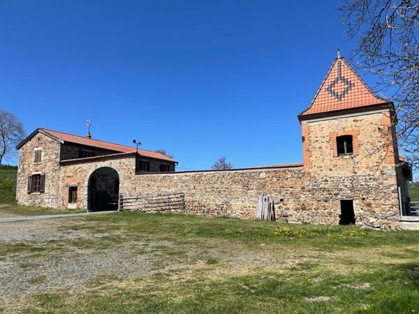 Bâtisse en pierre avec sa maison et ses dépendances sur 2.68 ha