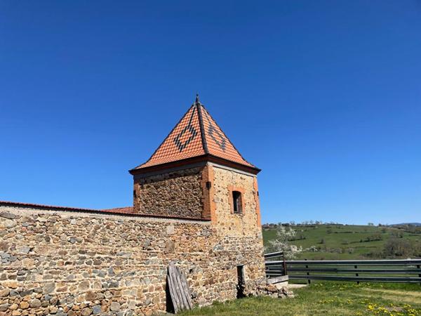 Bâtisse en pierre avec sa maison et ses dépendances sur 2.68 ha