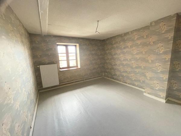 Bâtisse en pierre avec sa maison et ses dépendances sur 2.68 ha