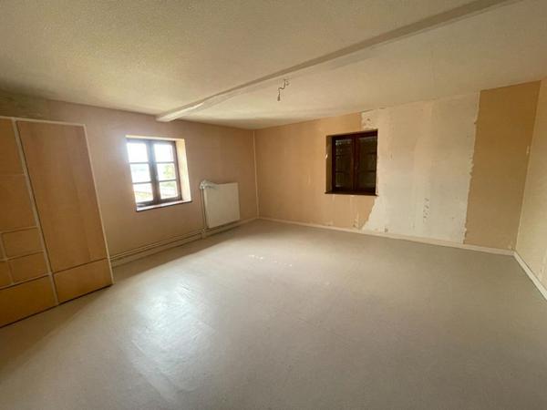 Bâtisse en pierre avec sa maison et ses dépendances sur 2.68 ha