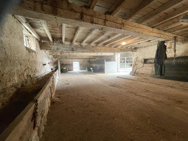 Bâtisse en pierre avec sa maison et ses dépendances sur 2.68 ha