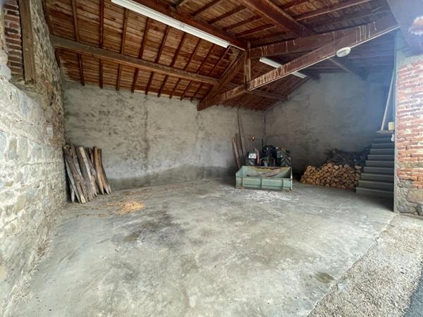 Bâtisse en pierre avec sa maison et ses dépendances sur 2.68 ha