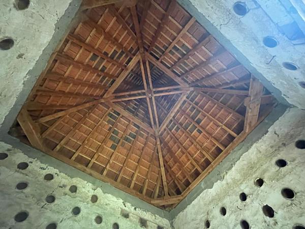 Bâtisse en pierre avec sa maison et ses dépendances sur 2.68 ha