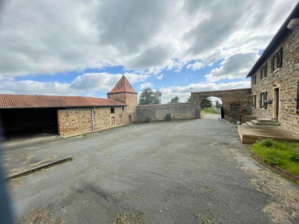 Bâtisse en pierre avec sa maison et ses dépendances sur 2.68 ha