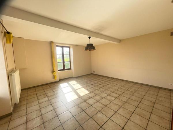 Bâtisse en pierre avec sa maison et ses dépendances sur 2.68 ha