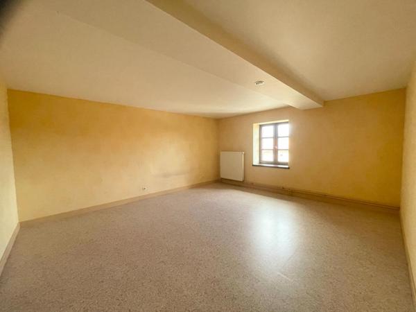 Bâtisse en pierre avec sa maison et ses dépendances sur 2.68 ha