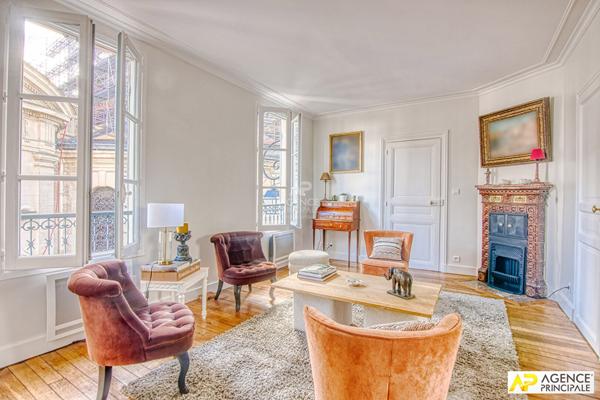 Versailles Notre-Dame, appartement 6 pièces avec terrasse situé au 2ème et dernier étage d'un immeuble ancien. €1 095 000 ** - Référence 27222