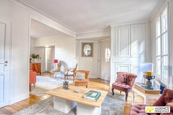 Versailles Notre-Dame, appartement 6 pièces avec terrasse situé au 2ème et dernier étage d'un immeuble ancien. €1 095 000 ** - Référence 27222