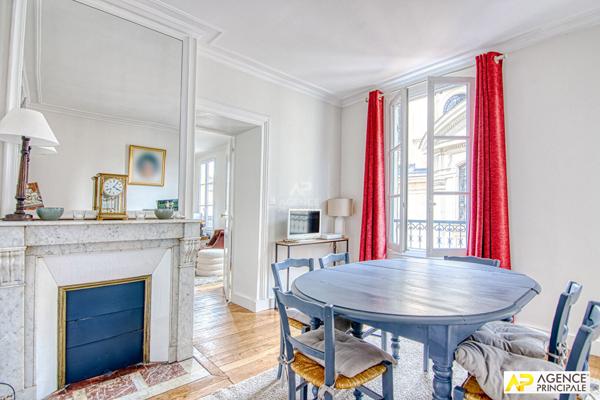 Versailles Notre-Dame, appartement 6 pièces avec terrasse situé au 2ème et dernier étage d'un immeuble ancien. €1 095 000 ** - Référence 27222