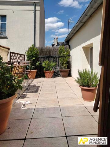 Versailles Notre-Dame, appartement 6 pièces avec terrasse situé au 2ème et dernier étage d'un immeuble ancien. €1 095 000 ** - Référence 27222