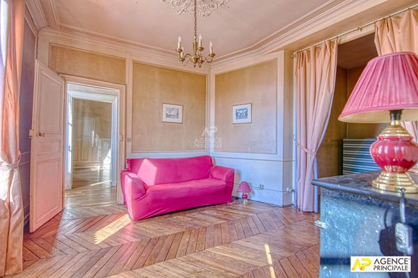 Versailles Notre-Dame place Hoche Appartement 4 pièces 80.83 m² carrez situé au 3ème étage d'un immeuble 18ème. €670 000 ** - Référence 27264