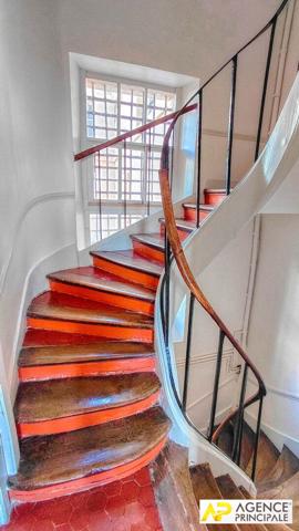 Versailles Notre-Dame place Hoche Appartement 4 pièces 80.83 m² carrez situé au 3ème étage d'un immeuble 18ème. €670 000 ** - Référence 27264