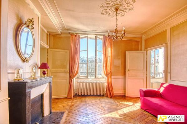 Versailles Notre-Dame place Hoche Appartement 4 pièces 80.83 m² carrez situé au 3ème étage d'un immeuble 18ème. €670 000 ** - Référence 27264