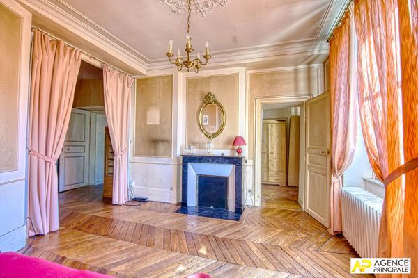 Versailles Notre-Dame place Hoche Appartement 4 pièces 80.83 m² carrez situé au 3ème étage d'un immeuble 18ème. €670 000 ** - Référence 27264