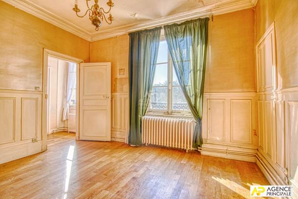 Versailles Notre-Dame place Hoche Appartement 4 pièces 80.83 m² carrez situé au 3ème étage d'un immeuble 18ème. €670 000 ** - Référence 27264