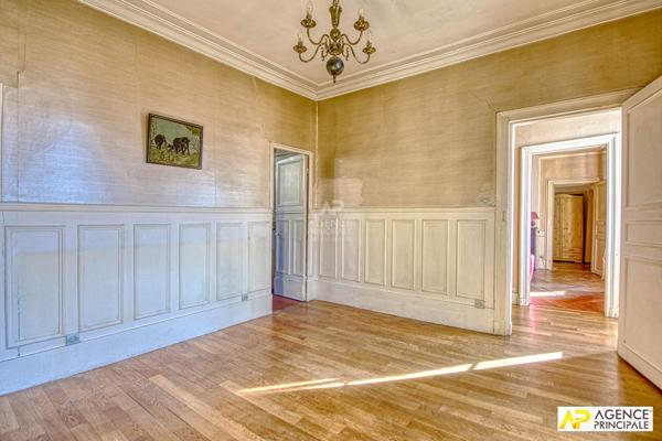 Versailles Notre-Dame place Hoche Appartement 4 pièces 80.83 m² carrez situé au 3ème étage d'un immeuble 18ème. €670 000 ** - Référence 27264